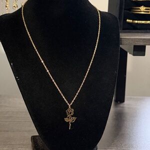 Gold plated stainless steel flower pendant necklace